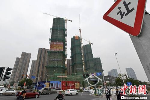 資料圖：售樓人員向顧客介紹樓盤。 中新網(wǎng)記者 金碩 攝