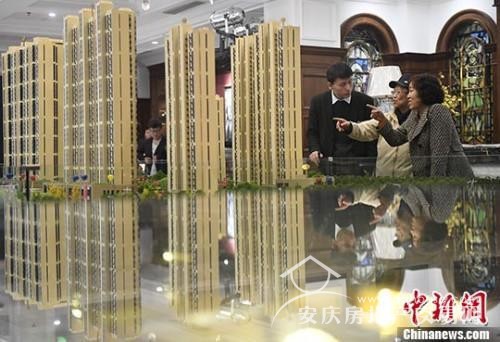資料圖：置業(yè)顧問為民眾推薦商品房戶型。 中新社記者 韋亮 攝
